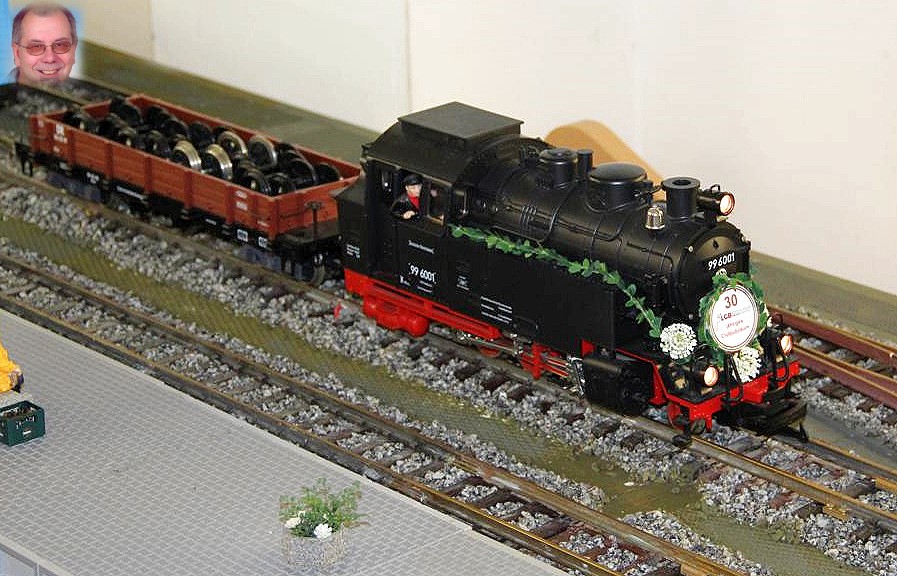 Festlich geschmckt fhrt auf der Anlage auch die Harzer Schmalspurbahn mit der Lok 99 6001 mit einem offenen DR Anhnger fr neue Achsen.  