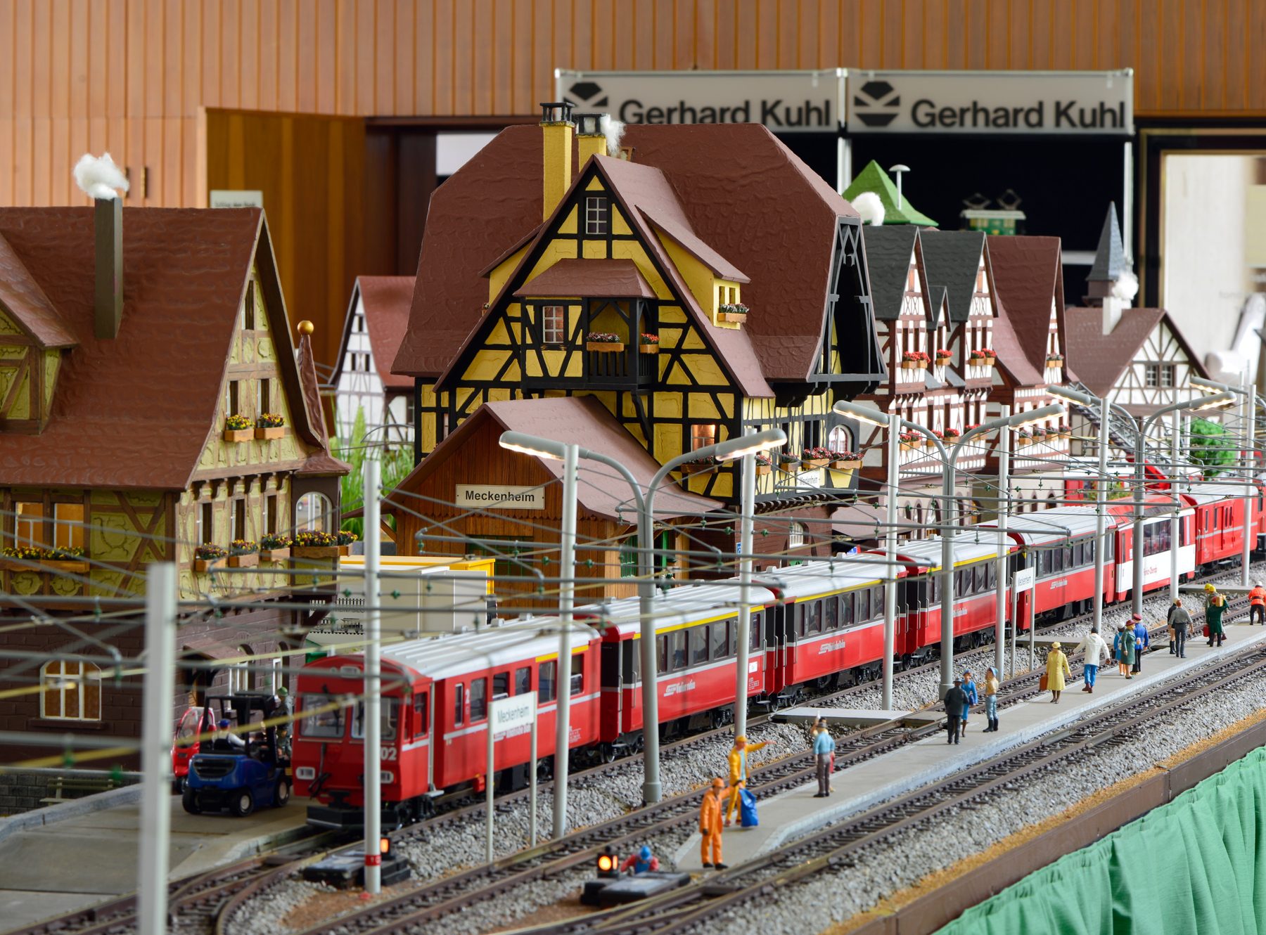 Der Wendezug - Modell der Rhtischen Bahn von LGB - stand im groen Bahnhof auf der Anlage "Meckenheim" bereit. 