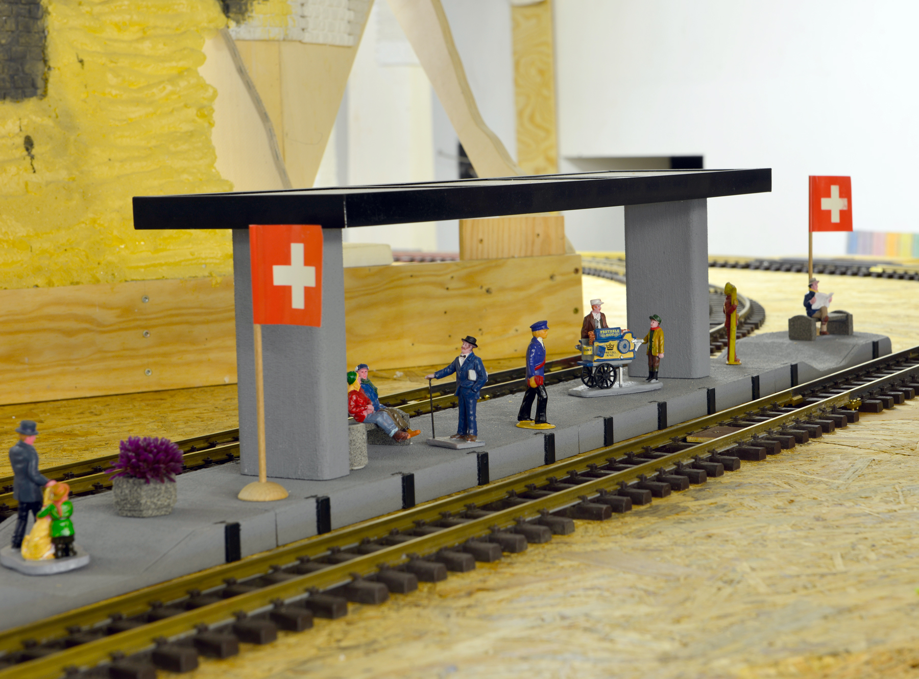 Auf der Bernina Bahn Anlage im Keller ist der Bahnsteig schon mit wartenden Passagieren und Schaffnern ausgestattet. Die im Bau befindliche Anlage mit Landwasserviadukt wird sicherlich am ffentliochen Fahrtag, 26. Mai 2019, auch mit Zgen belebt.