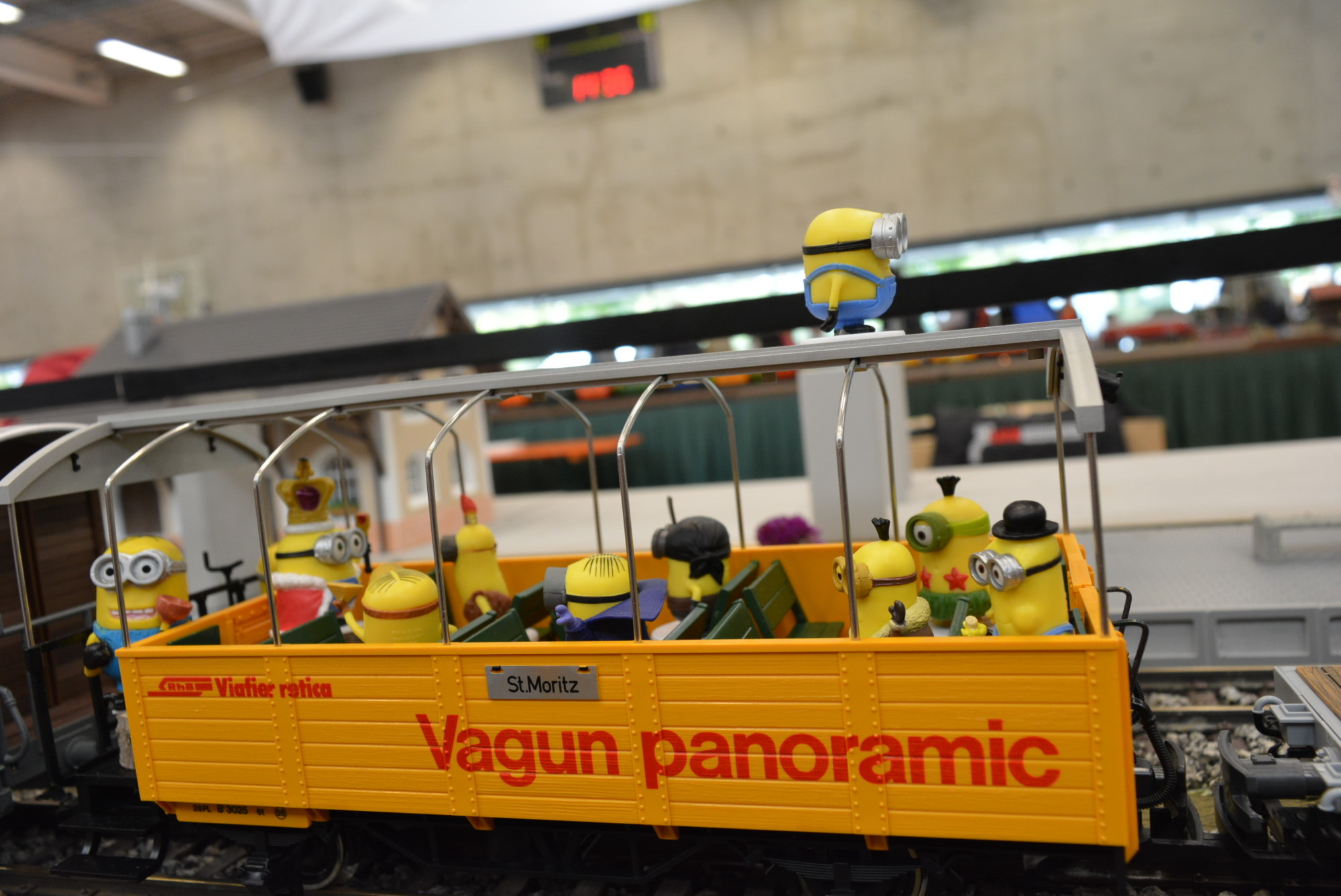 Auch den Panoramawagen haben die Minions im Zug erobert. 