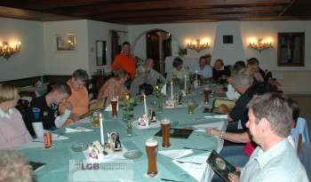 Der groe Teilnehmerkreis unseres Clubs am Mondsee beim gemtlichen und znftigen Abendessen. 
