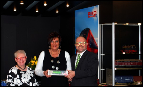 PIKO: Sibylle Abel (Mitte), Brgermeisterin von Sonneberg, auf dem neuen Messestand von PIKO bei der Spielwarenmesse 2010 mit Frau Ortrun Wilfer und Herrn Dr. Ren F. Wilfer. Nun ist auch die neue Brille fertig! 