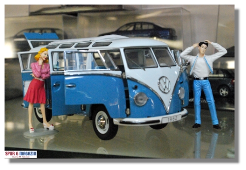 Die schon beim Sommerfest gezeigten Figuren der 60er Jahre machen den VW Bus von Franklin Mint zum Blickfang. 